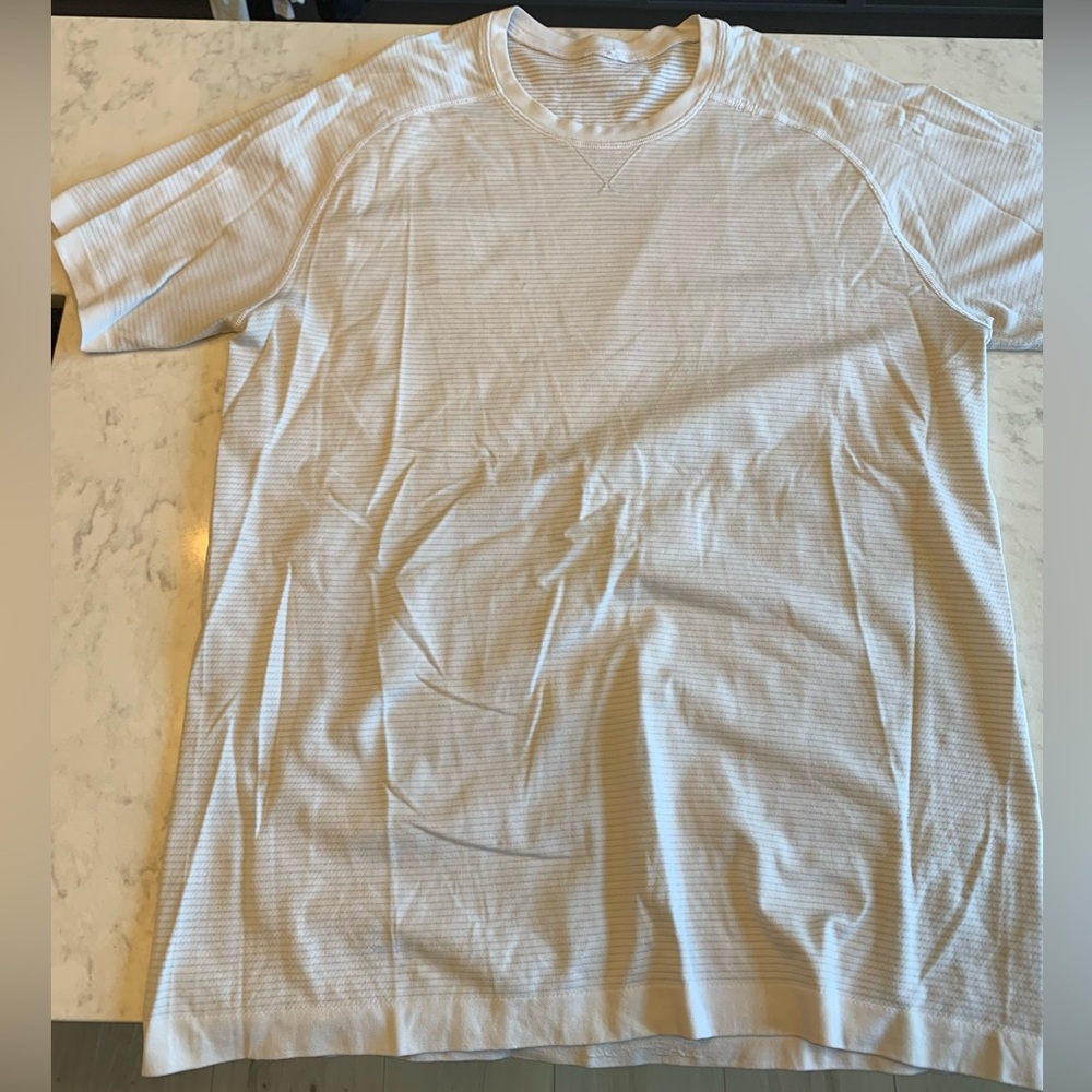 Lululemon men’s tshirt